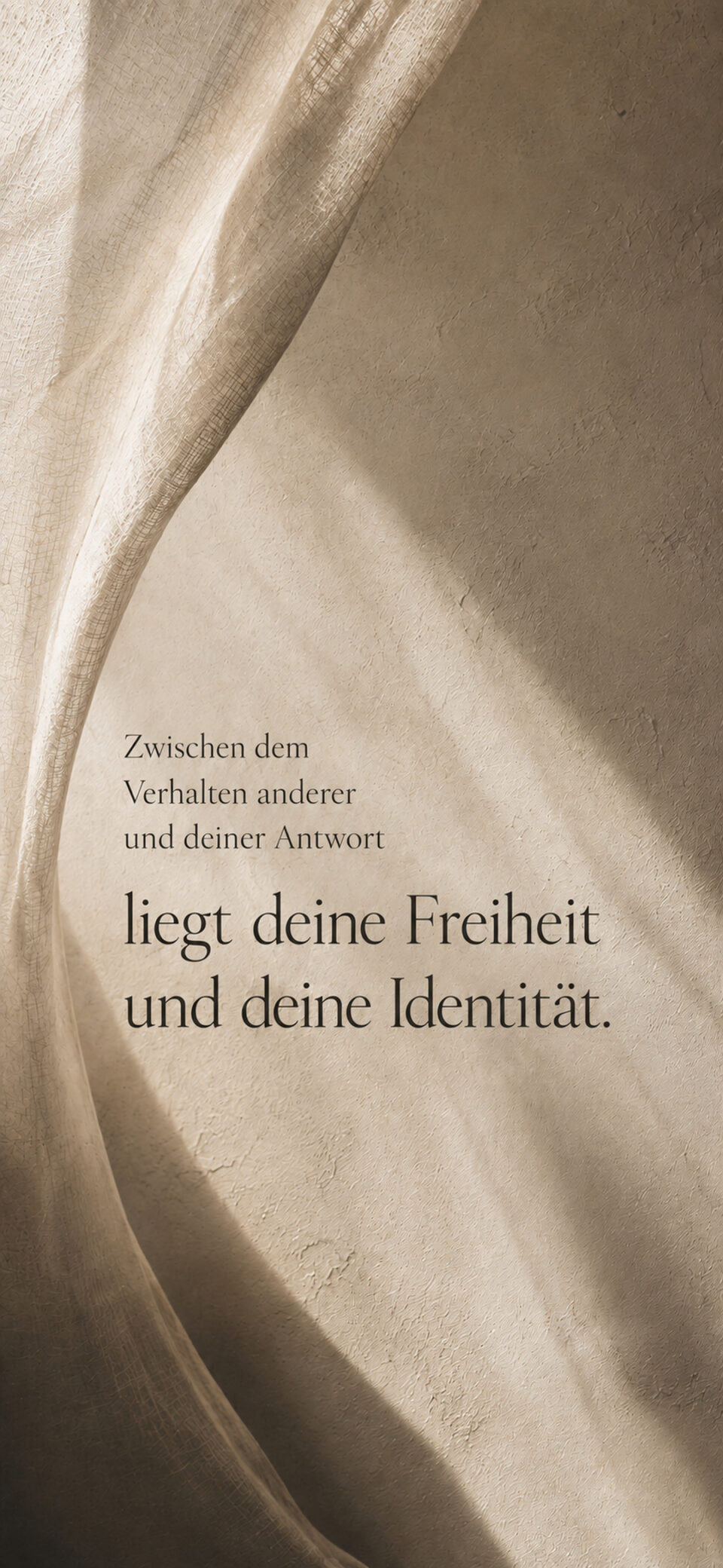 Gedankenbild „Freiheit und Identität“ mit einem hellen transparenten Vorhang vor einer warmen, strukturierten Wand.