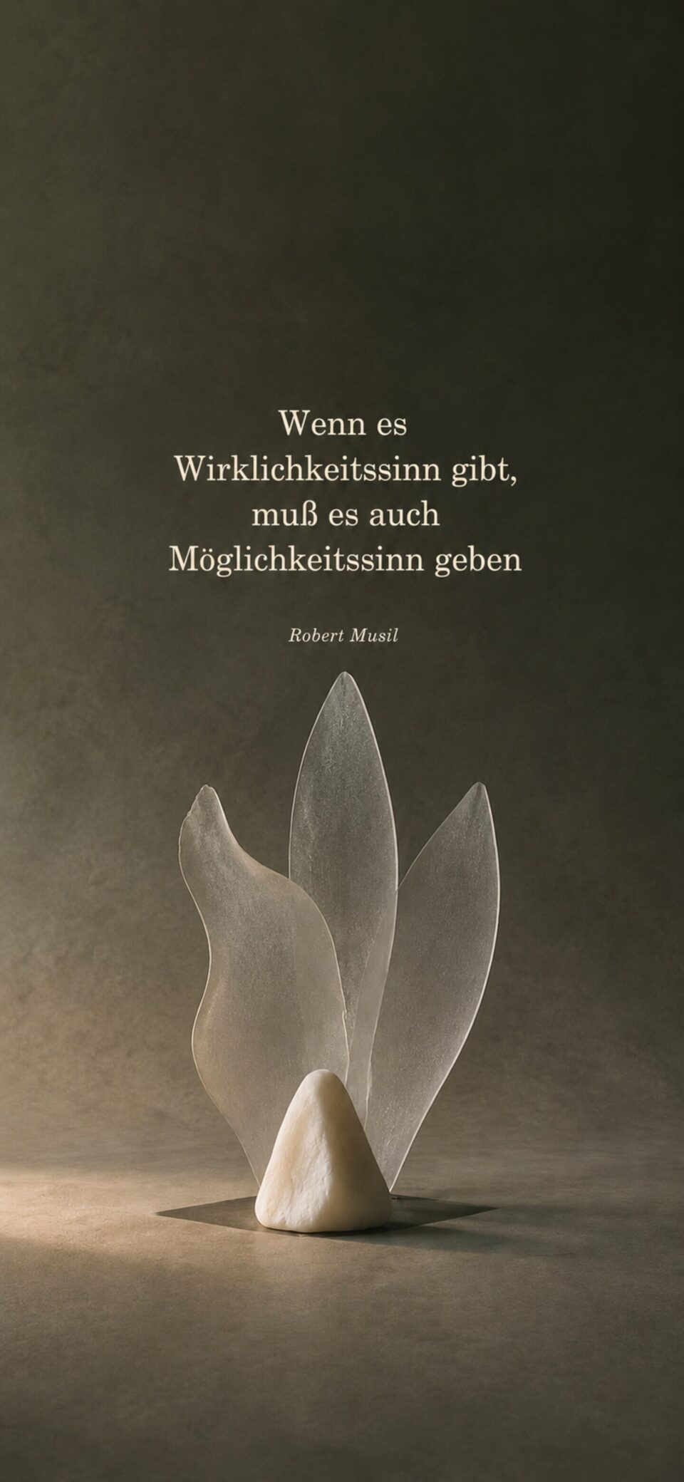 Eine helle, abgerundete Steinform steht vor drei hohen, durchscheinenden Glasformen auf einem warmgrauen mineralischen Boden; seitliches Licht zeichnet weiche Schatten.