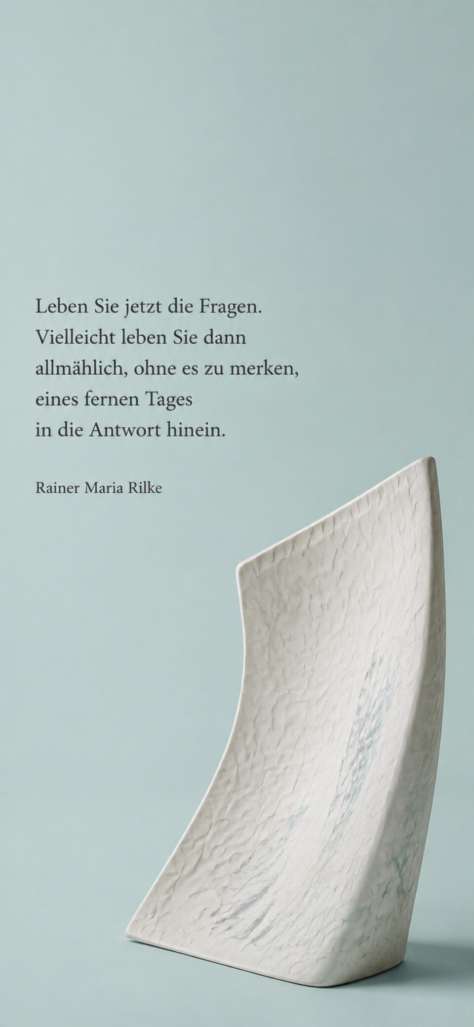 Gedankenbild mit einer abstrakten, gebogenen Porzellanskulptur auf celadonfarbenem Grund