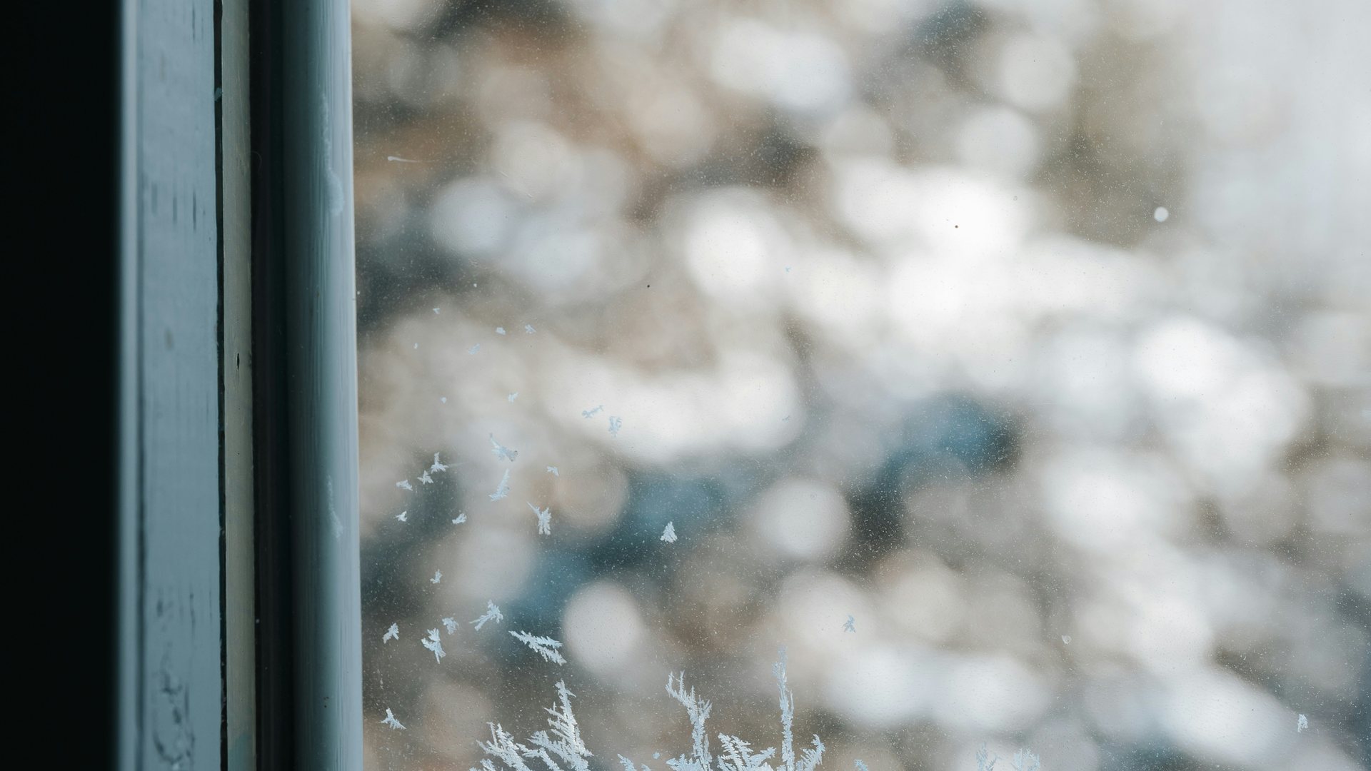 Eisblumen an einer Fensterscheibe als ruhiges Bild für innere Kälte, Abstand und vorsichtigen Selbstkontakt.
