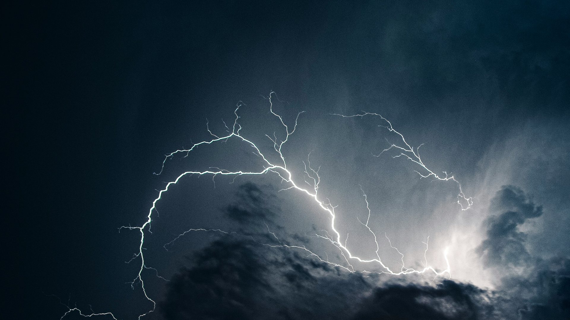 Blitz in dunklen Gewitterwolken als Symbol für plötzlich aufbrechende Gefühle und innere Unruhe.