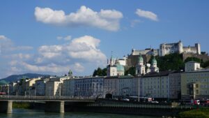 Blick auf Salzburg mit Salzach und Festung Hohensalzburg